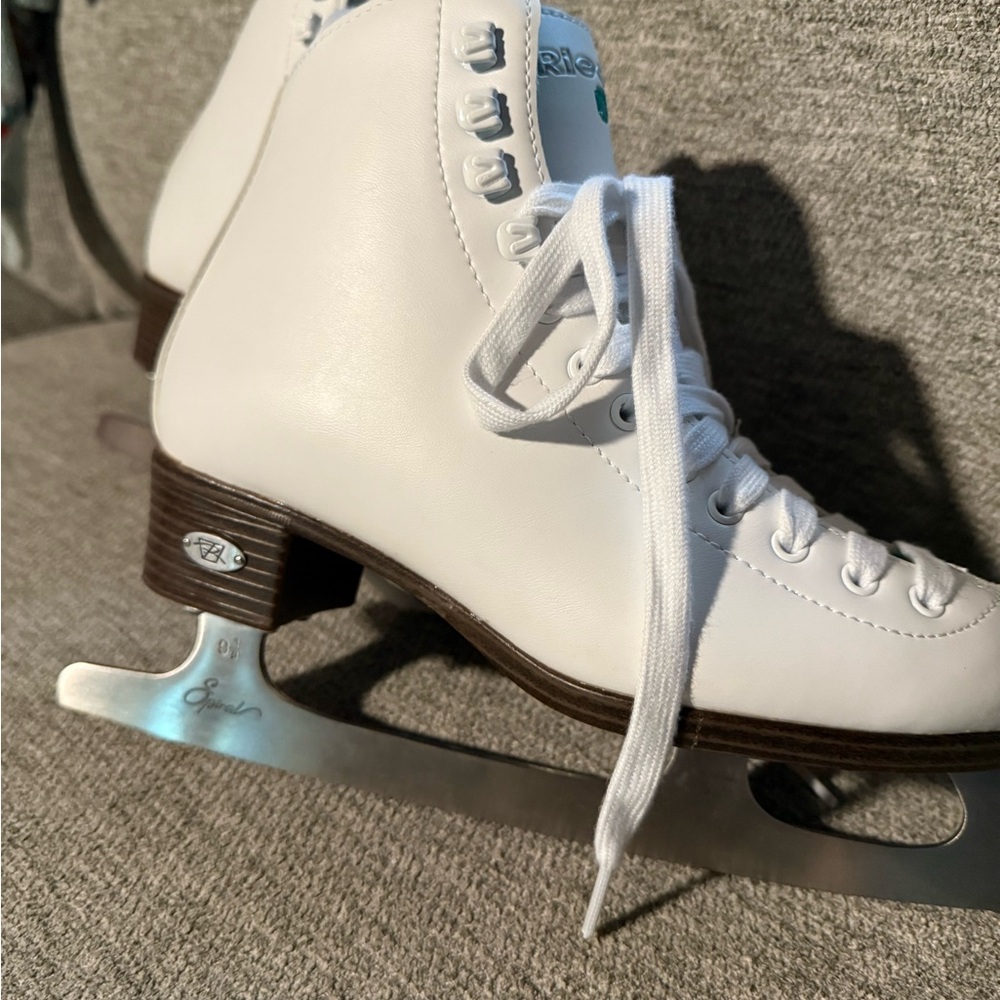 Riedel White Ice Skates with Padded Ankle Collar
